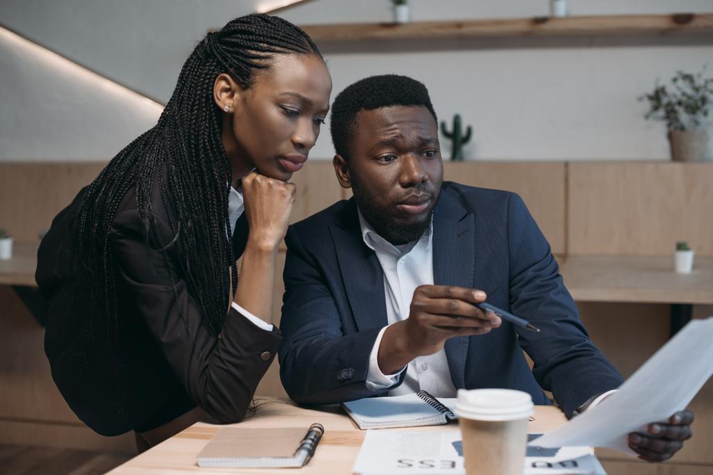 portrait de partenaires d'affaires afro-américains discutant du projet de réunion dans un café
 - Photo, image