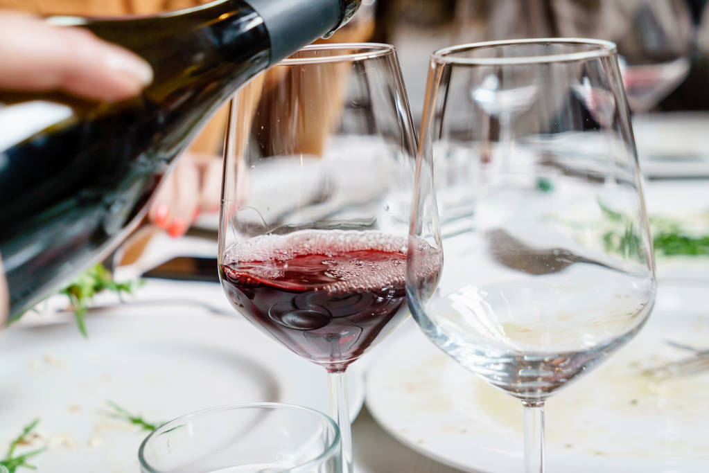 wijnproeverij in de Italië, close-up op glazen - Foto, afbeelding