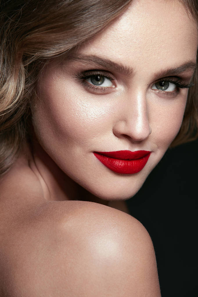 Belle visage de femme avec maquillage et lèvres rouges
. - Photo, image