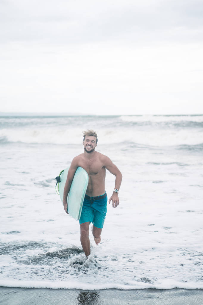 lachende surfer - Foto, afbeelding