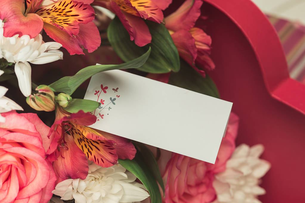 Любовный фон с розовыми цветами, подарками на столе
 - Фото, изображение