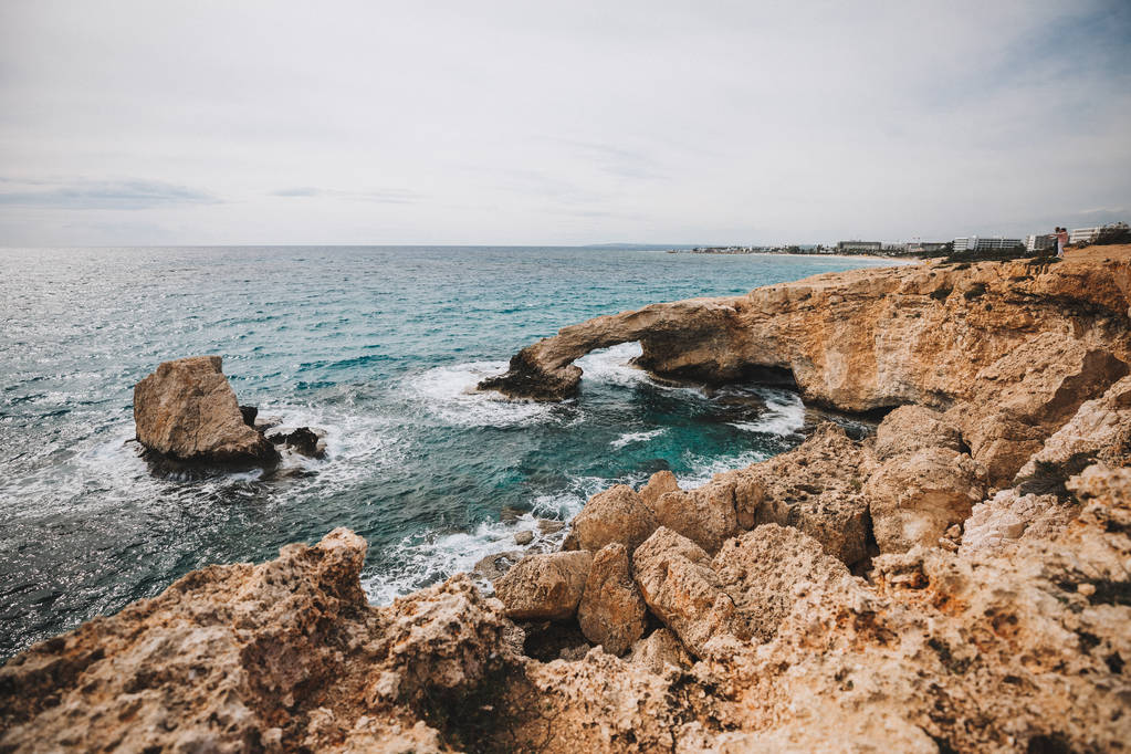 Hermoso arco de roca natural cerca de Ayia Napa, Cavo Greco y Protaras en la isla de Chipre, Mar Mediterráneo. Amantes legendarios del puente
. - Foto, Imagen