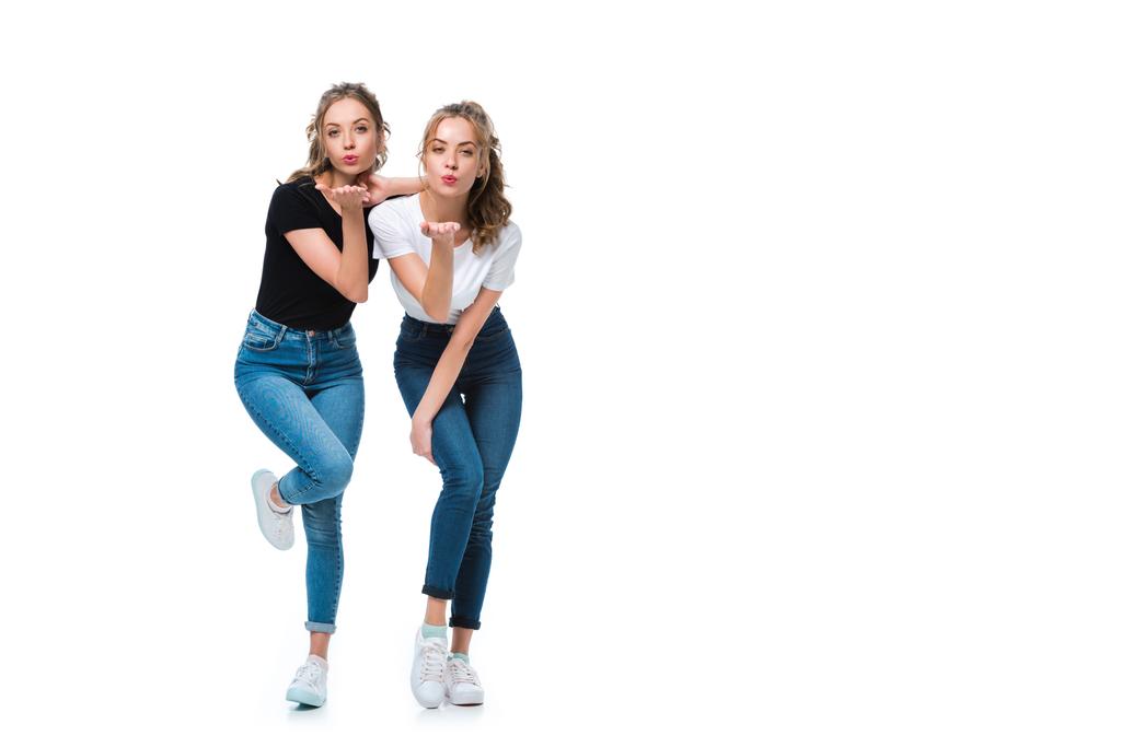 houkutteleva nuoret kaksoset lähettävät ilmapusu eristetty valkoinen
 - Valokuva, kuva