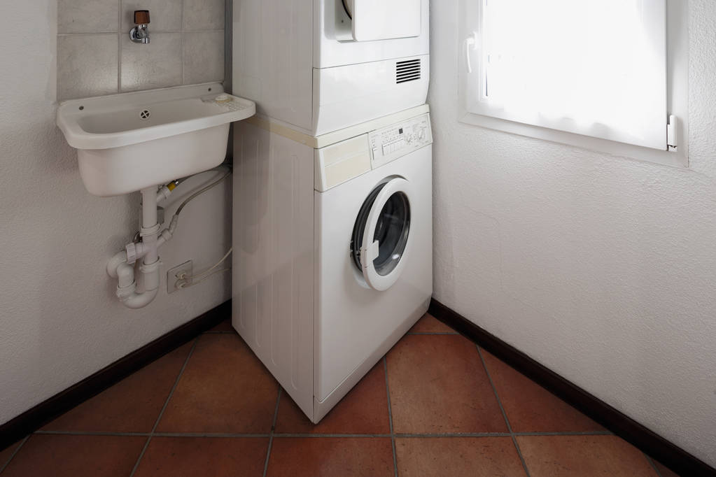 Lavandaria com máquina de lavar e secar
  - Foto, Imagem