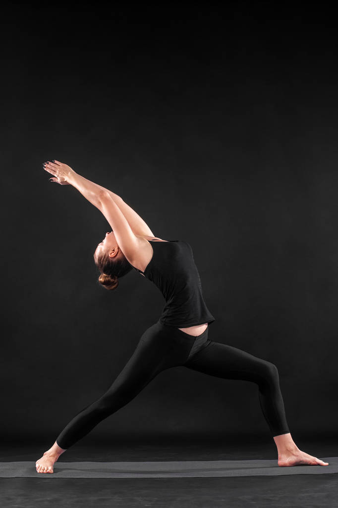 Acroyoga. Mujer joven practicando acro yoga en estera en estudio. Hatha yoga
. - Foto, imagen
