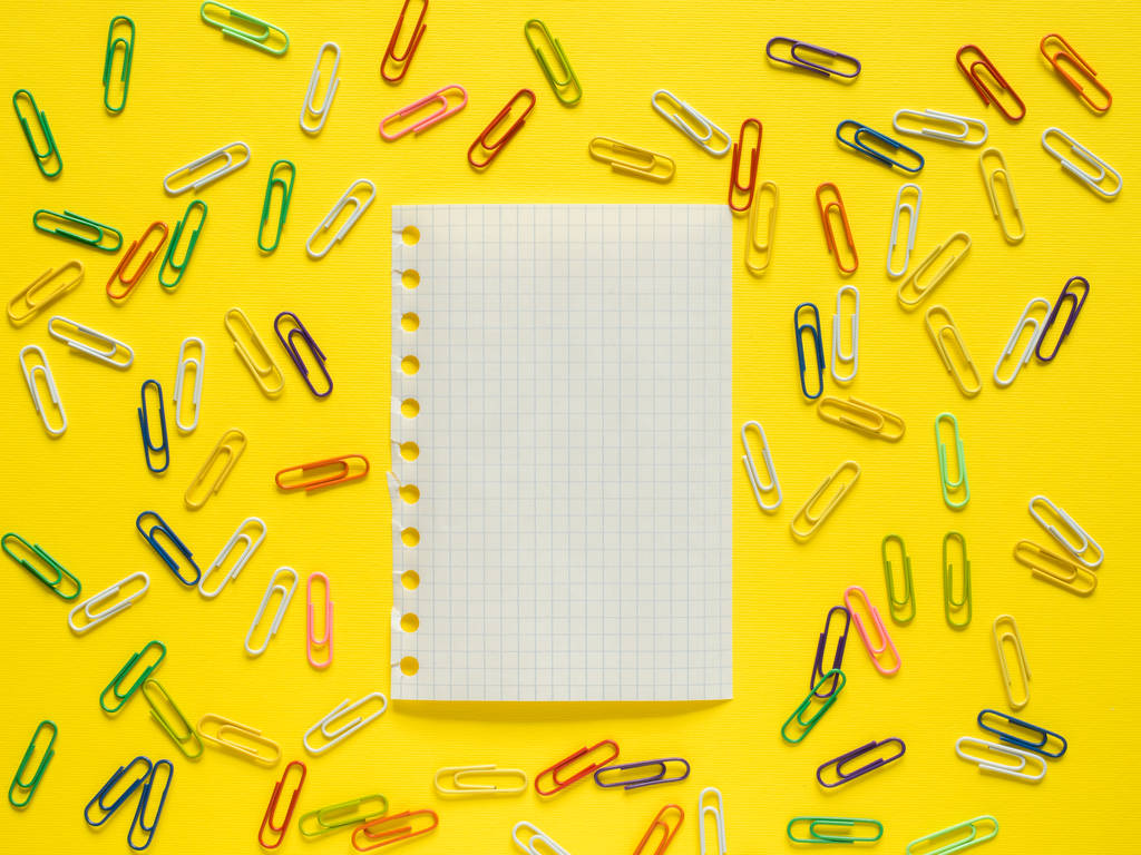 Zakelijke plat leggen met kopie ruimte potlood, Kladblok briefpapier gekleurde paperclips op kleurrijke gele achtergrond - Foto, afbeelding