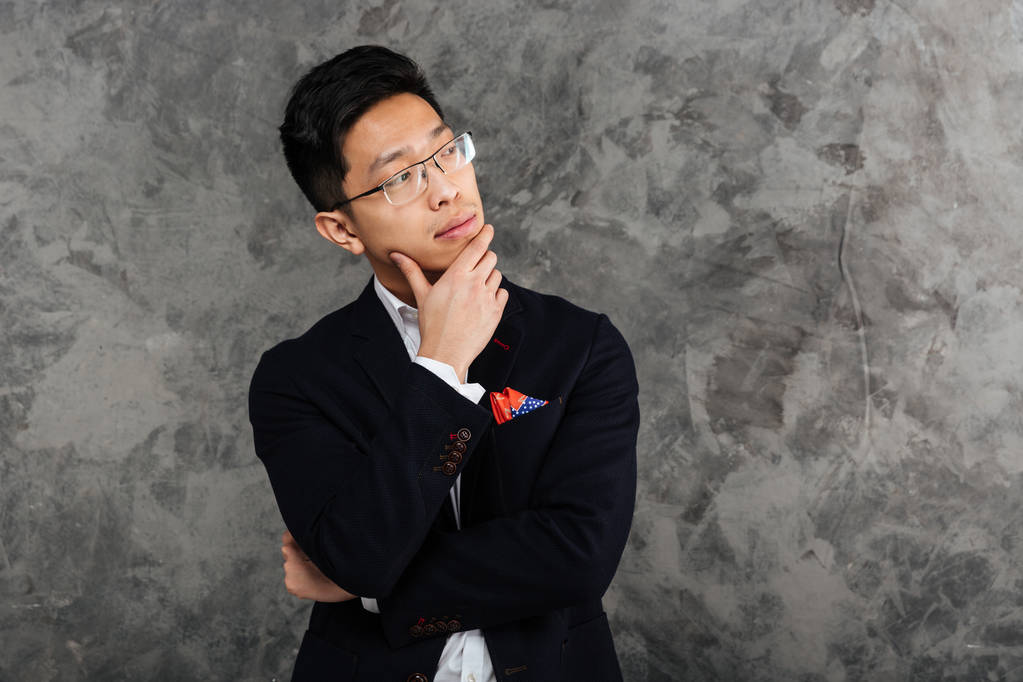 Портрет пеніса молодого азіатського чоловіка, одягненого в костюм мислення
 - Фото, зображення