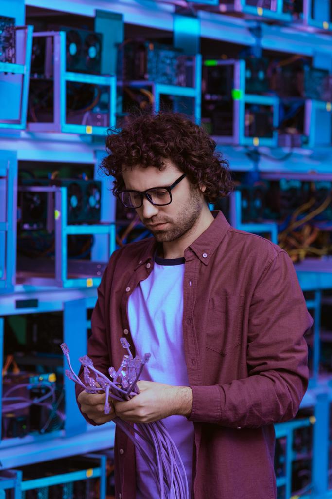όμορφος υπολογιστή μηχανικός με καλώδια ethernet στο αγρόκτημα ethereum εξόρυξης - Φωτογραφία, εικόνα