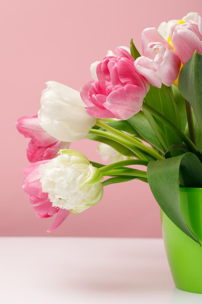 Bouquet di tulipani primaverili in vaso su fondo rosa
 - Foto, immagini