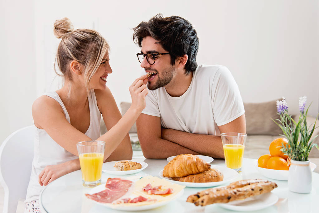 Carino giovane coppia godendo la loro colazione insieme
 - Foto, immagini