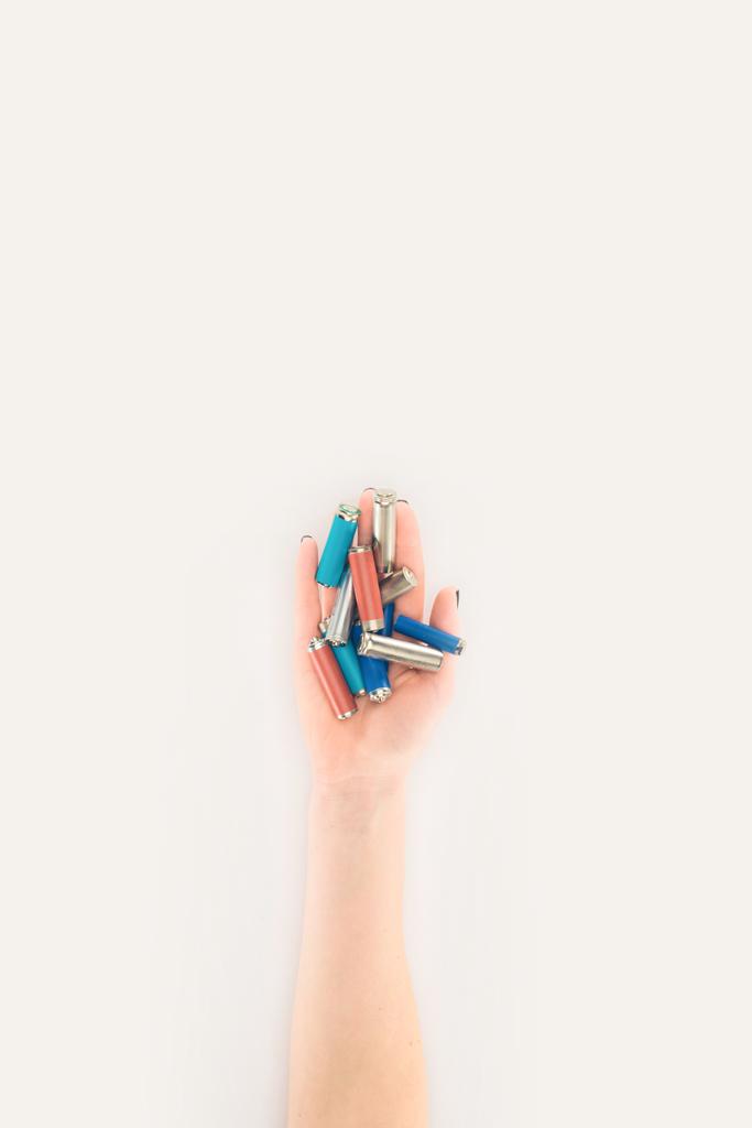 обрезанный снимок женщины, держащей батарейки изолированы на белом
 - Фото, изображение