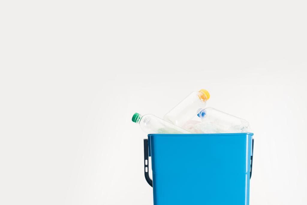 botellas de plástico en cubo de basura aislado en blanco
 - Foto, Imagen