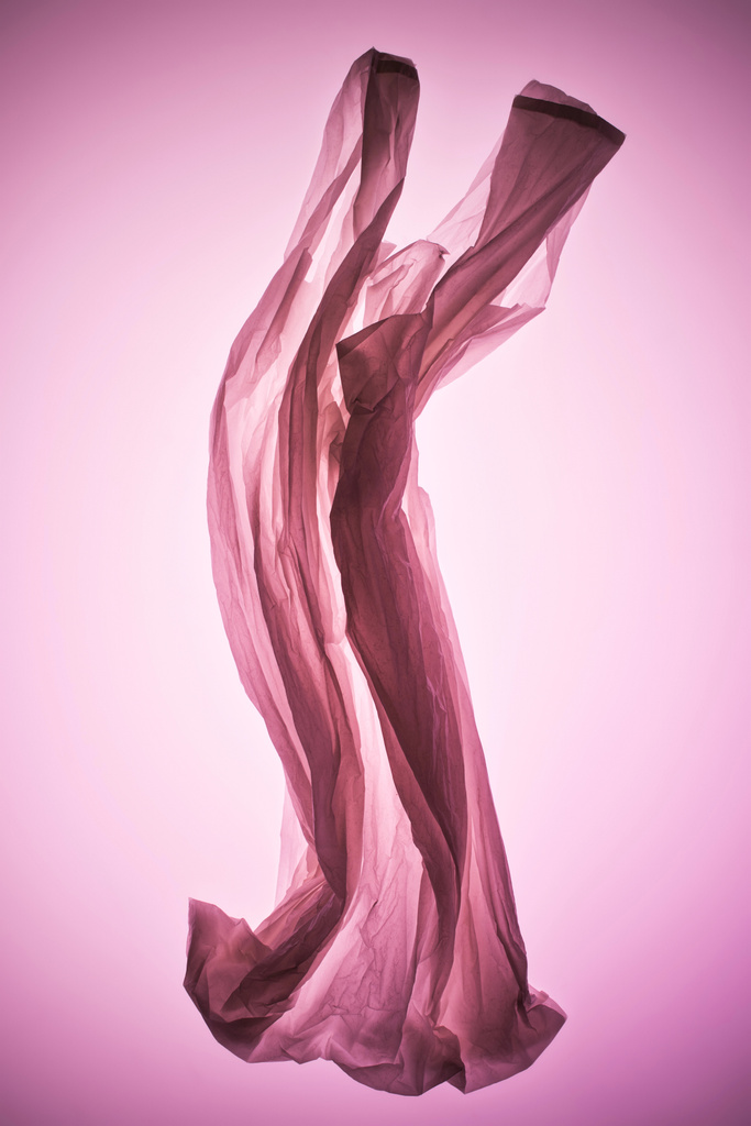 άδειο τσαλακωμένο πλαστική σακούλα κάτω από το ροζ τονισμένο φως - Φωτογραφία, εικόνα