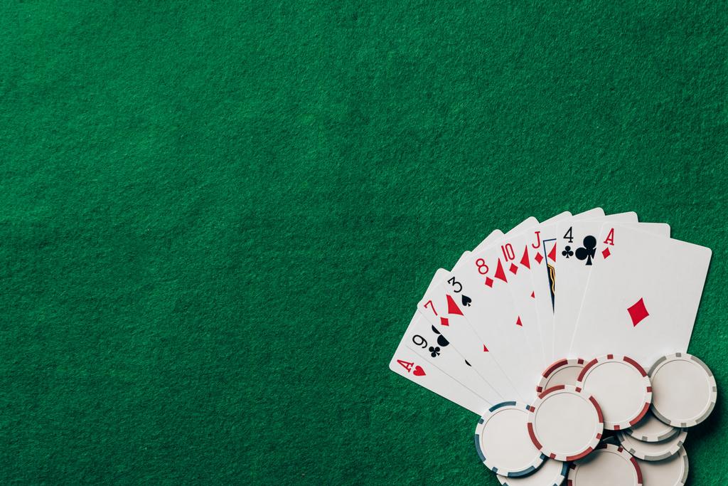 Glücksspiel-Konzept mit Karten und Chips am Casino-Tisch - Foto, Bild