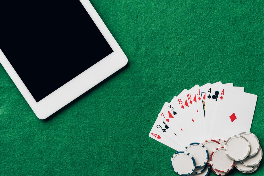 Online szerencsejáték játék kártyák és chipek digitális tabletta - Fotó, kép