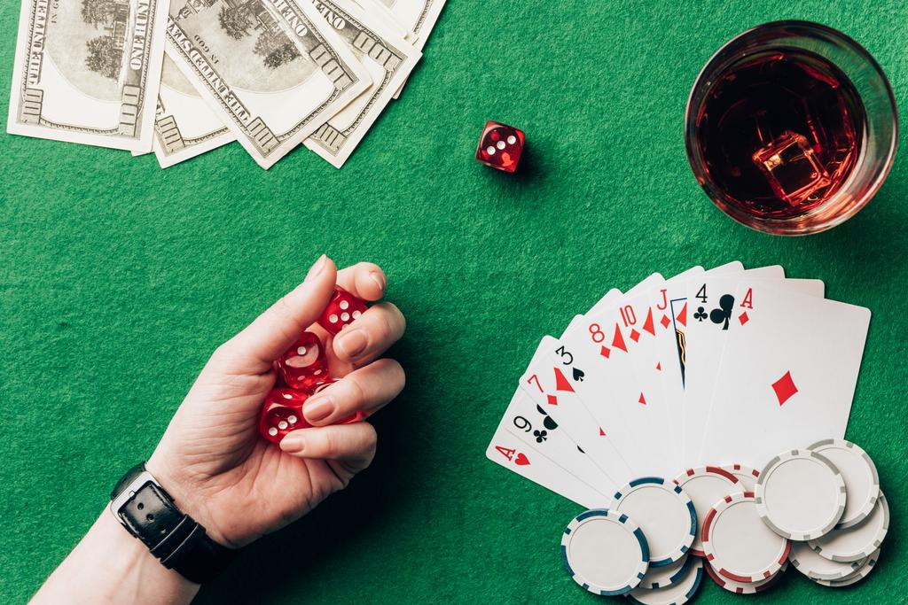 Žena držící kostky casino tabulce s penězi a čipy - Fotografie, Obrázek