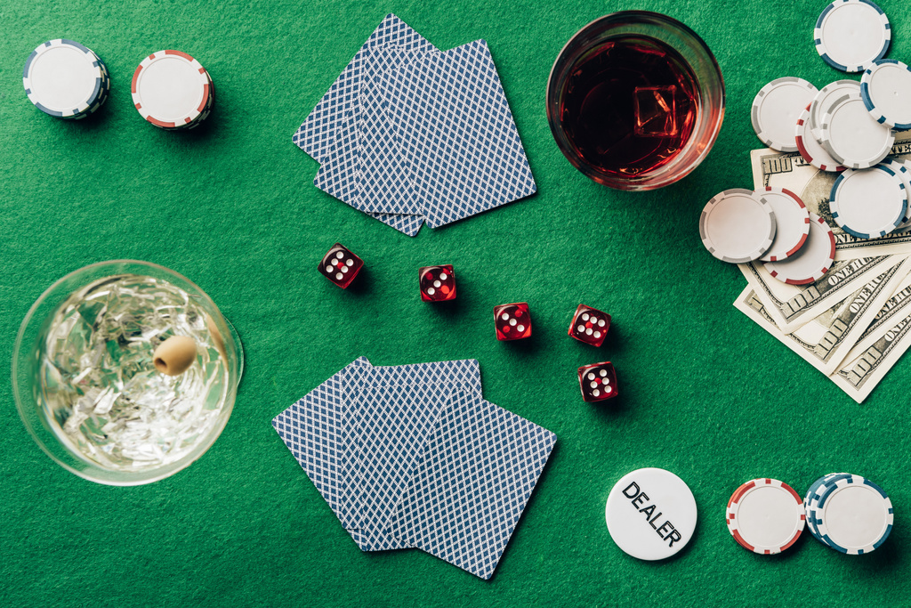 Hazardní hry koncept s alkoholem na kasino tabulky s kartami a kostkami - Fotografie, Obrázek
