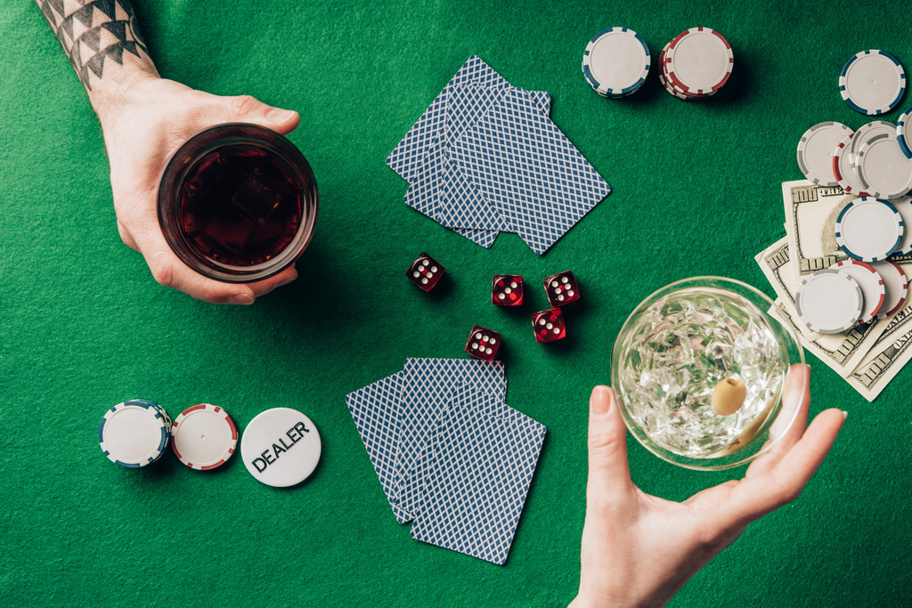 Uomo e donna con bevande gioco d'azzardo al tavolo con dadi e carte
 - Foto, immagini