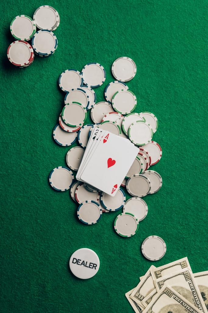 カード、カジノのテーブル上のチップとギャンブルのコンセプト - 写真・画像
