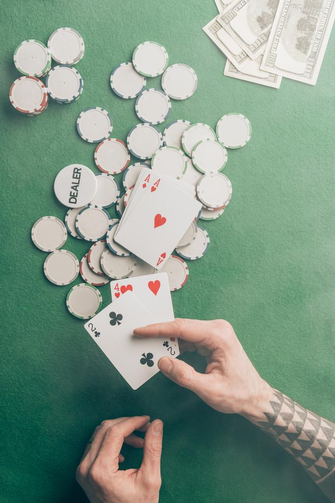 Mão masculina com cartas de poker por mesa de casino
 - Foto, Imagem