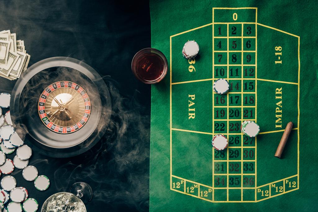 Τραπέζι καζίνο με ρουλέτα και ποτήρι με ουίσκι - Φωτογραφία, εικόνα