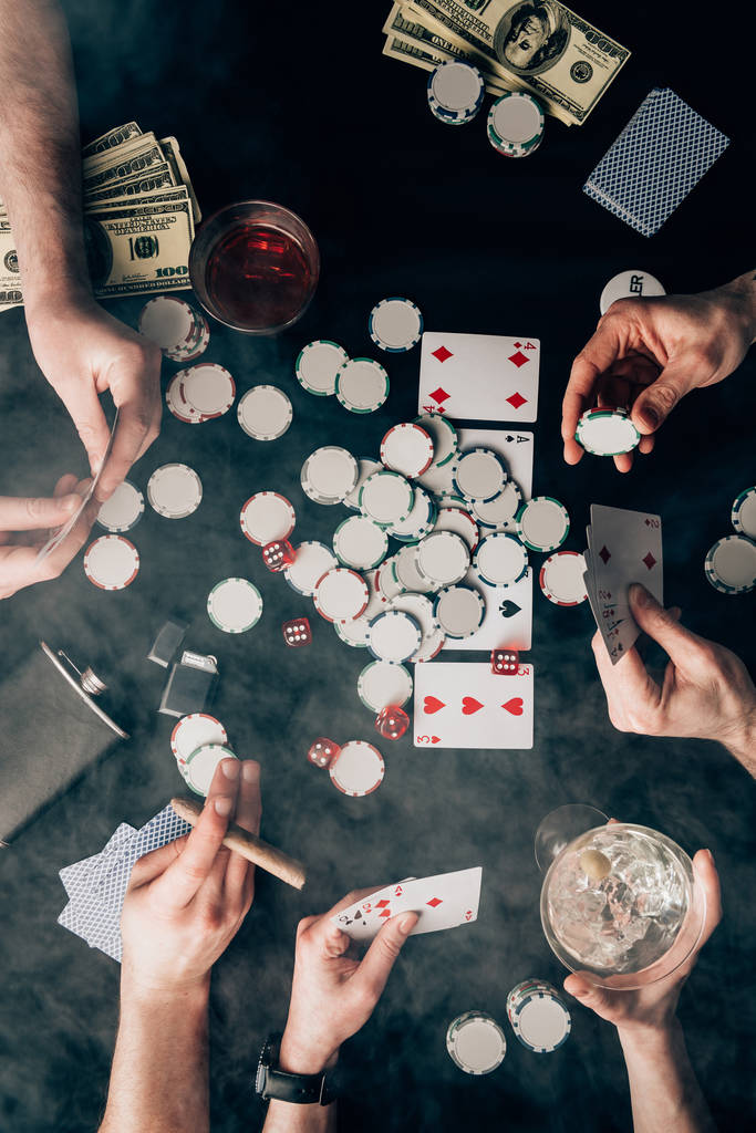 Καπνίζετε πάνω από τους ανθρώπους που παίζουν πόκερ από καζίνο στο τραπέζι με κάρτες και μάρκες - Φωτογραφία, εικόνα