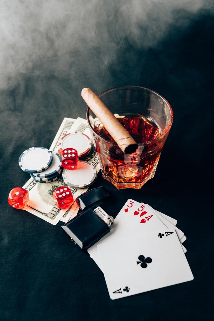 Kouř nad whisky a doutník na stole s čipy a peníze - Fotografie, Obrázek