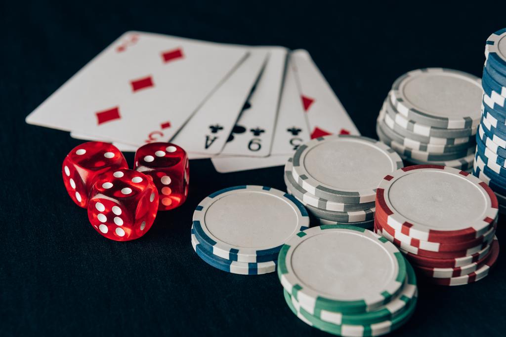 Dobbelstenen met kaarten en chips spelen op casino tafel - Foto, afbeelding