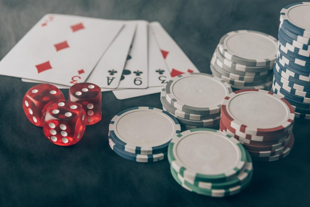 Игральные карты с игральными костями и фишками на столе казино
 - Фото, изображение