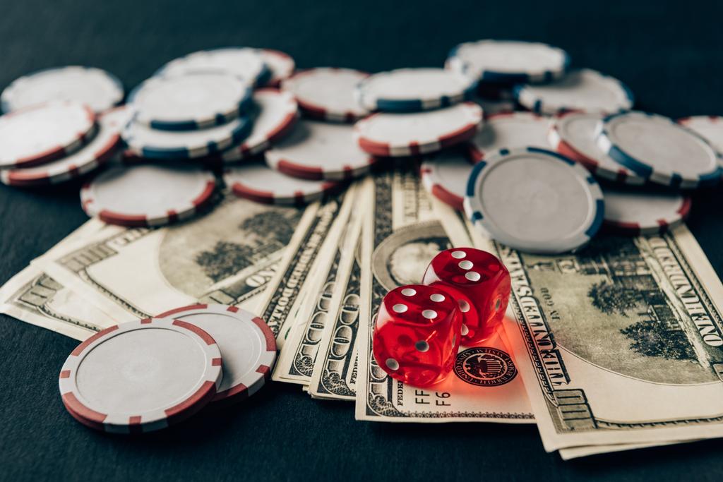 Деньги с кубиками и фишками на столе казино
 - Фото, изображение