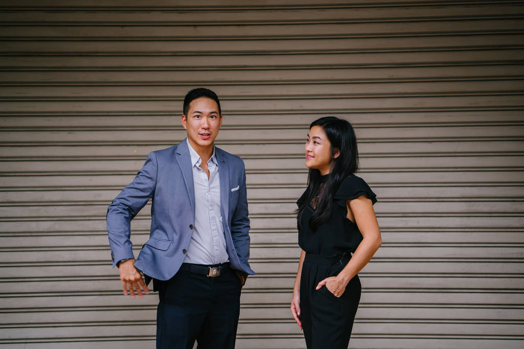retrato de dos empresarios profesionales en una calle de una ciudad de Asia. El hombre y la mujer están vestidos profesionalmente
. - Foto, Imagen