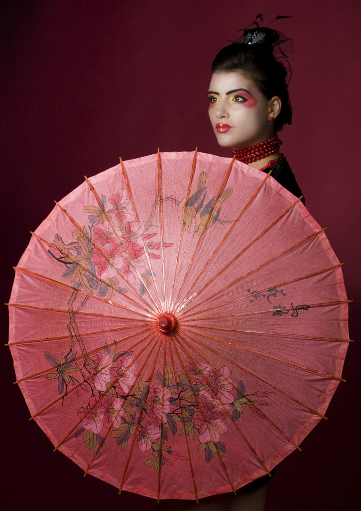 gejsza z tradycyjnych malowanych parasol - Zdjęcie, obraz