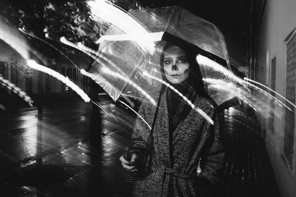 Hagan las paces. chica con paraguas en la calle por la noche
  - Foto, Imagen