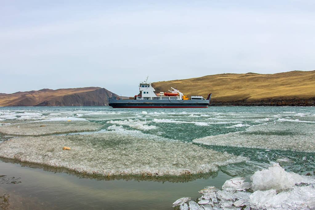 Wiosna, topniejącego lodu, jezioro Bajkał, Brama Olchon przeprawy promowej - Zdjęcie, obraz