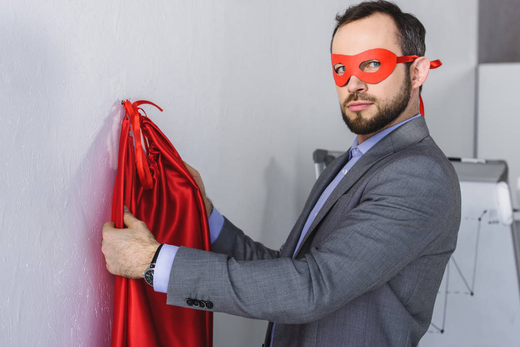 super hombre de negocios con máscara y capa en la oficina
  - Foto, imagen