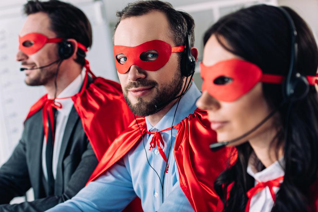 Super podnikatelé v maskách a headsety zákazníkům podporu v call-centru - Fotografie, Obrázek