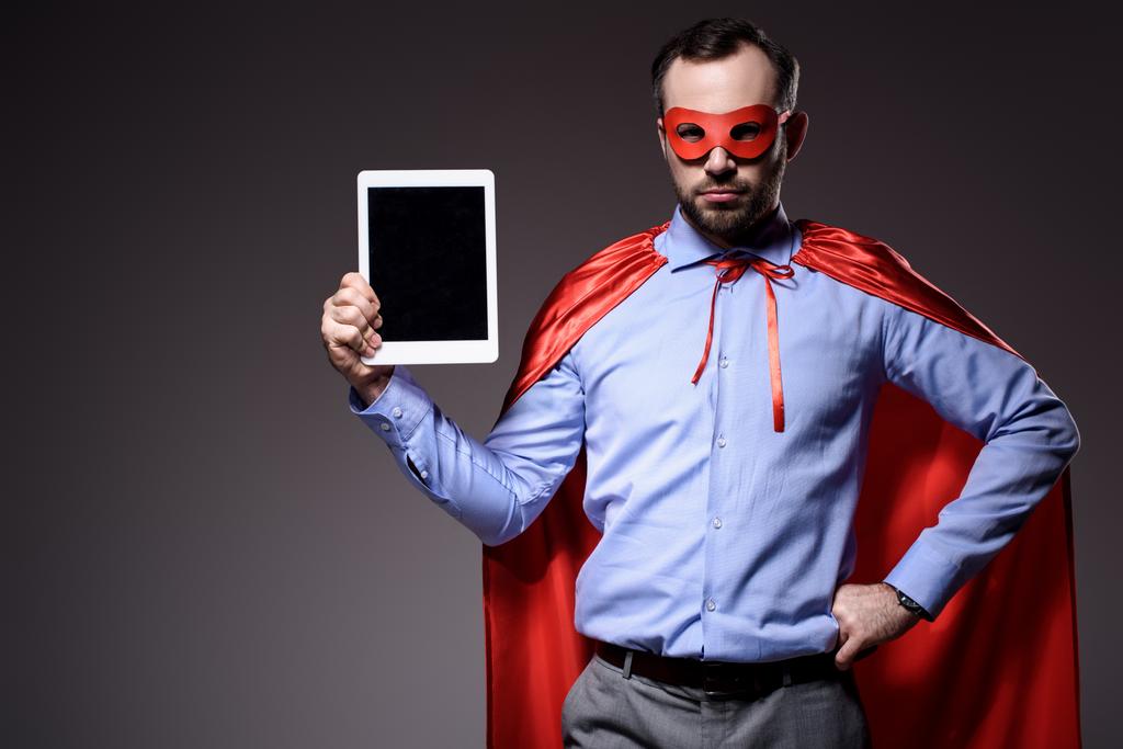 hezký super podnikatel v masce a mys držení tabletu izolované na černém - Fotografie, Obrázek