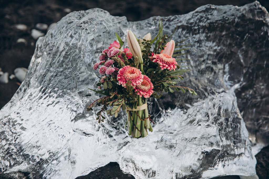 アイスランドの透明の氷の上に花の美しい花束 ロイヤリティフリー写真 画像素材