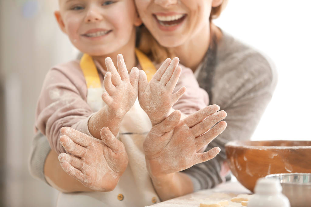 Matka i córka zabawy z mąki na kuchnię - Zdjęcie, obraz