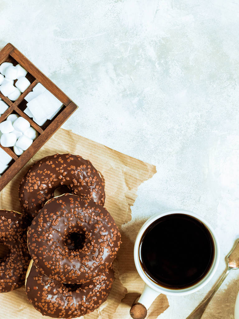 チョコレート ドーナツ、コーヒー、週末の朝は朝食をテーブルします。ヴィンテージの色. - 写真・画像