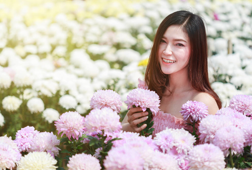 hermosa mujer en el jardín brillante crisantemo
 - Foto, imagen