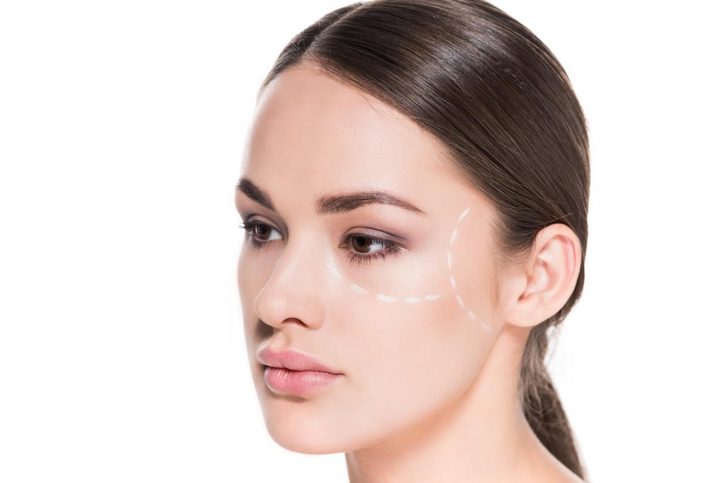 atraktivní mladá žena s tečkovanou čárou na tvář pro plastickou chirurgii izolované na bílém - Fotografie, Obrázek