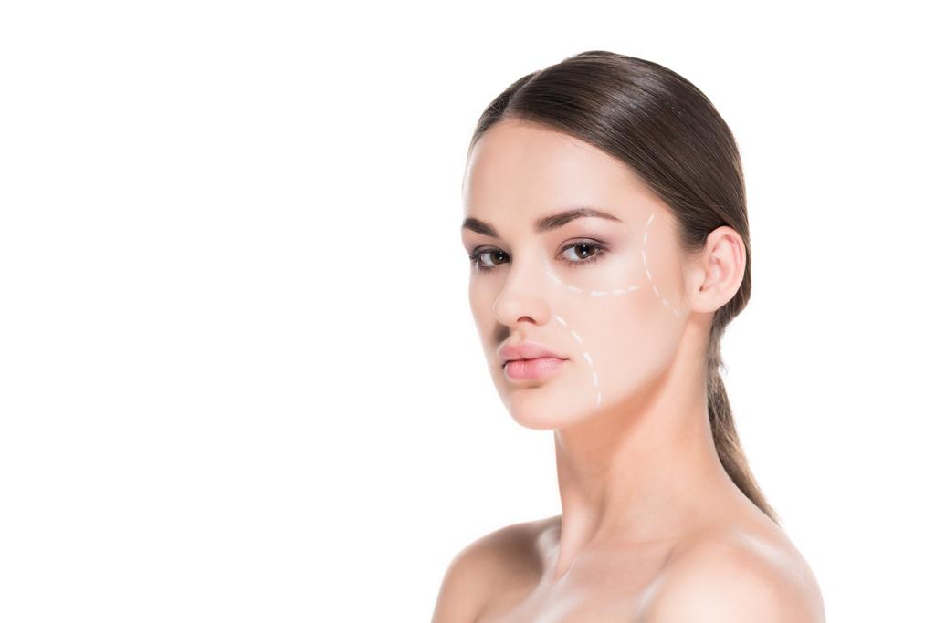 atractiva joven con línea punteada dibujada en la cara para cirugía plástica aislada en blanco
 - Foto, Imagen
