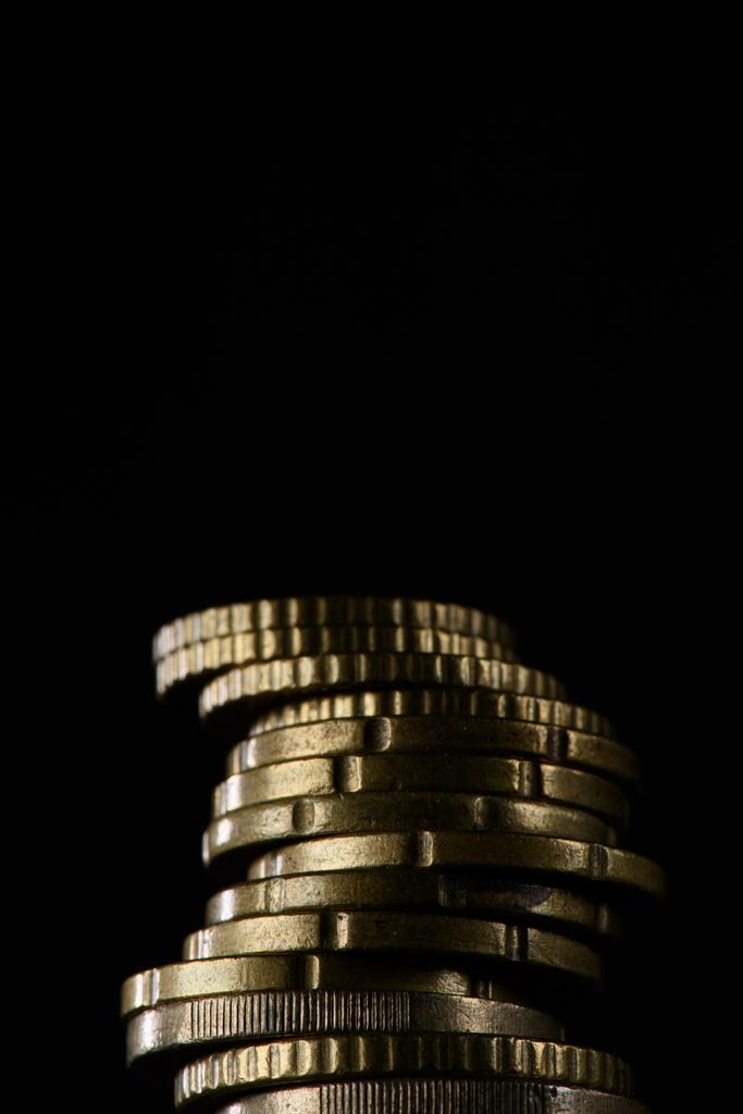 primer plano vista de pila de monedas aisladas en negro
 - Foto, Imagen
