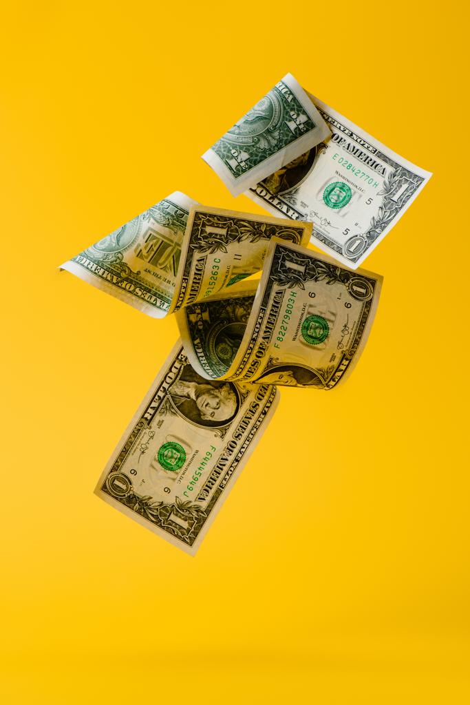 közelről véve, az elszigetelt, a sárga csökkenő dollár-bankjegyek - Fotó, kép