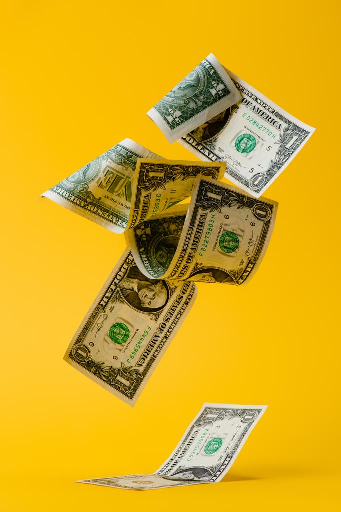 黄色の分離落下のドル紙幣のクローズ アップ表示 - 写真・画像