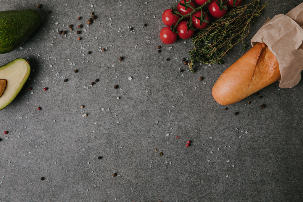 kağıt torba, domates ve avokado baharatlar ile taze baget üstten görünüm Grey - Fotoğraf, Görsel
