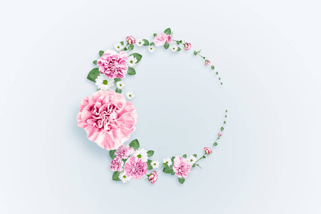 ピンクとベージュのバラと白い背景の上の緑の葉のパターン。フラット横たわっていた、トップ ビュー、ミクスト メディア。春の背景、バレンタインの日、3 月 8 日 - 写真・画像