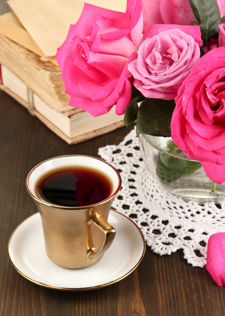 gyönyörű rózsaszín rózsa vázában a fából készült asztal közelről - Fotó, kép