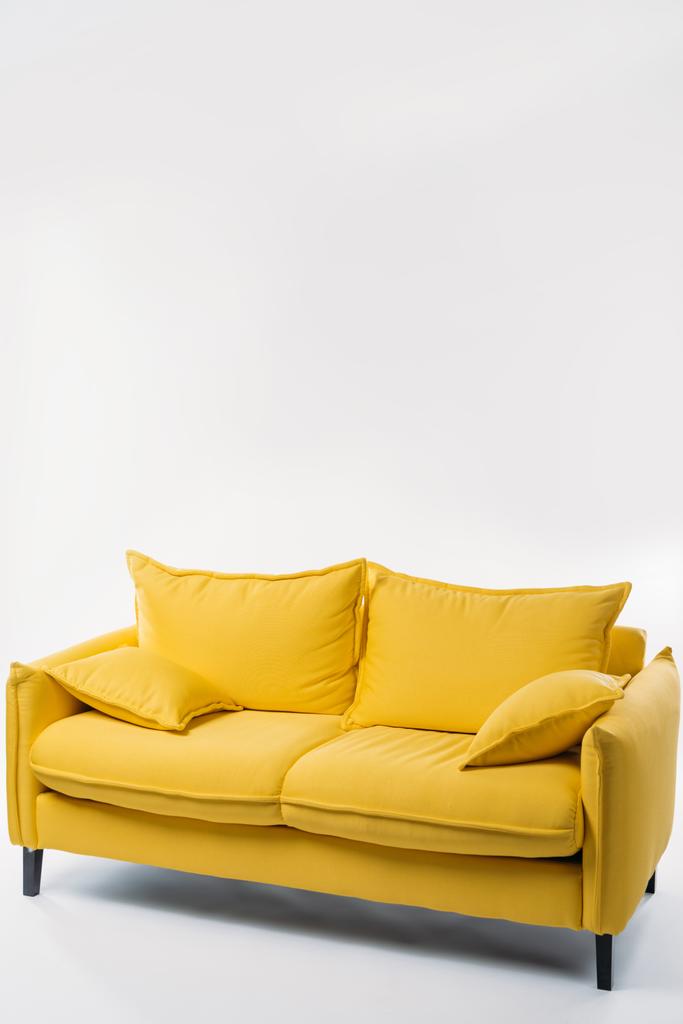 estudio de tiro de moda sofá amarillo, en blanco
 - Foto, imagen